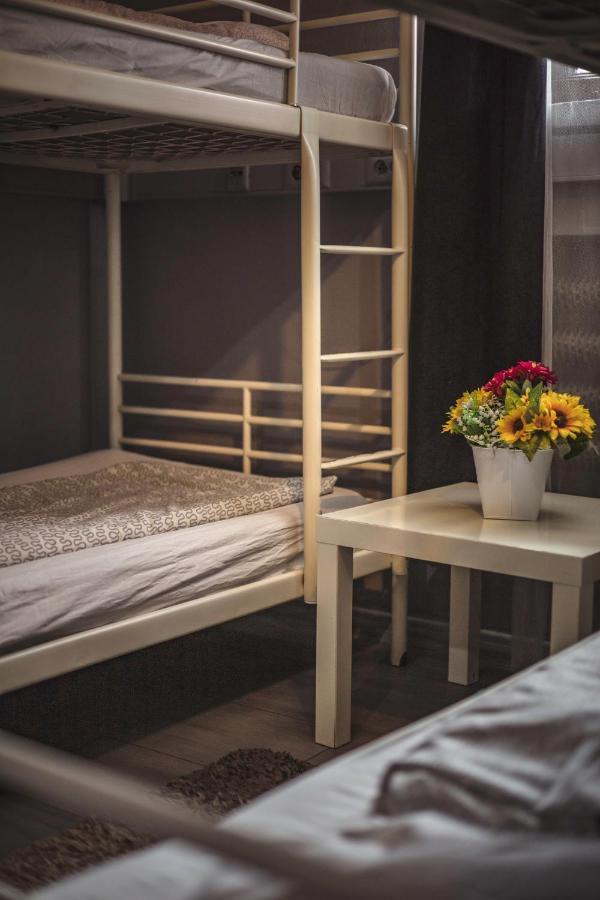 קרקוב 4 Couples & 4 Friends Hostel מראה חיצוני תמונה